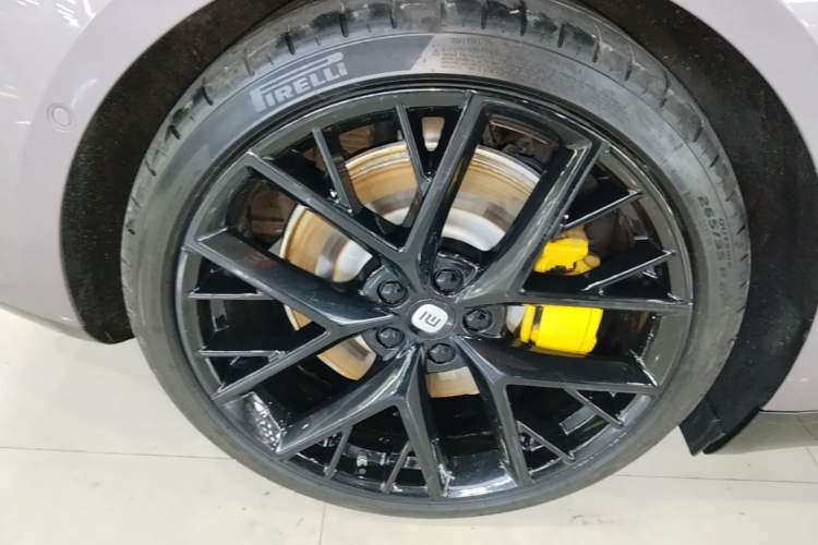 Used Xiaomi Auto SU7 2024 Four-Wheel Drive Ultra-Long Range Advanced Intelligent Driving Max Edition Right Rear Wheel Hub