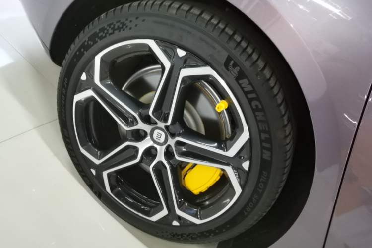Used Xiaomi Auto SU7 2024 Four-Wheel Drive Ultra-Long Range Advanced Intelligent Driving Max Edition Right Rear Wheel Hub