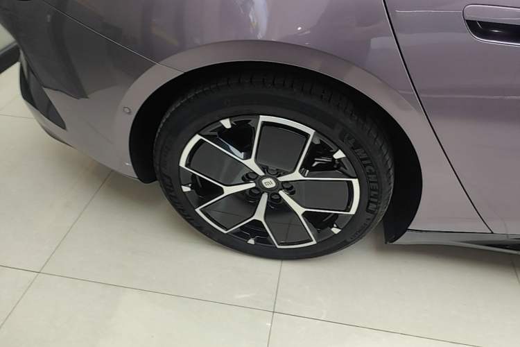 Used Xiaomi Auto SU7 2024 Rear-Drive Long-Range Intelligent Driving Version Right Rear Wheel Hub