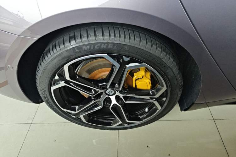 Used Xiaomi Auto SU7 2024 Rear-Drive Long-Range Intelligent Driving Version Right Rear Wheel Hub