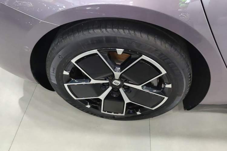 Used Xiaomi Auto SU7 2024 Rear-Drive Ultra-Long Range Advanced Pro-Level Intelligent Driving Version Right Rear Wheel Hub