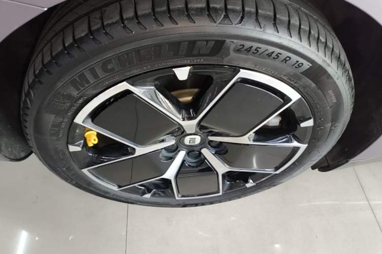 Used Xiaomi Auto SU7 2024 Rear-Drive Long-Range Intelligent Driving Version Right Rear Wheel Hub