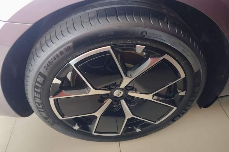 Used Xiaomi Auto SU7 2024 Rear-Drive Ultra-Long Range Advanced Pro-Level Intelligent Driving Version Right Rear Wheel Hub