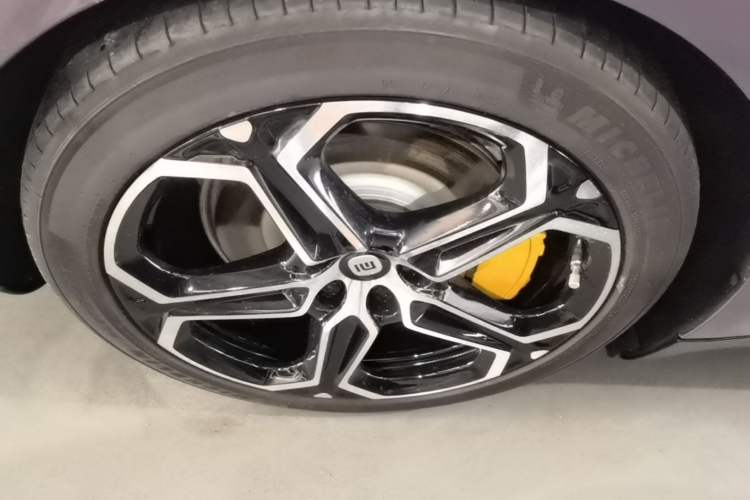 Used Xiaomi Auto SU7 2024 Four-Wheel Drive Ultra-Long Range Advanced Intelligent Driving Max Edition Right Rear Wheel Hub