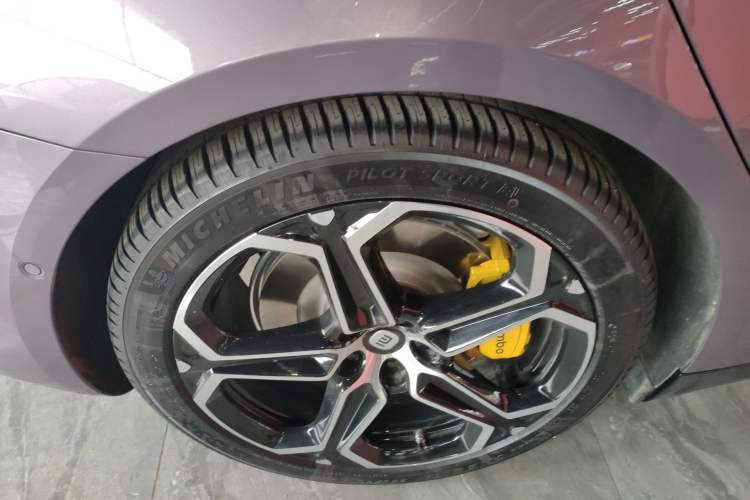 Used Xiaomi Auto SU7 2024 Four-Wheel Drive Ultra-Long Range Advanced Intelligent Driving Max Edition Right Rear Wheel Hub