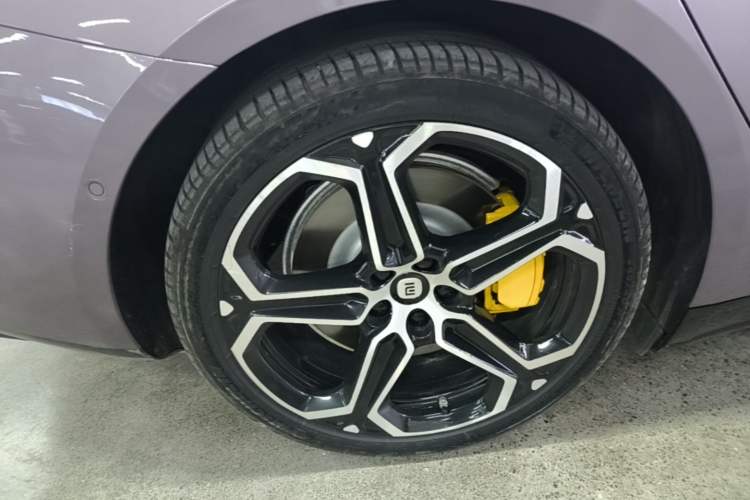 Used Xiaomi Auto SU7 2024 Rear-Drive Ultra-Long Range Advanced Pro-Level Intelligent Driving Version Right Rear Wheel Hub