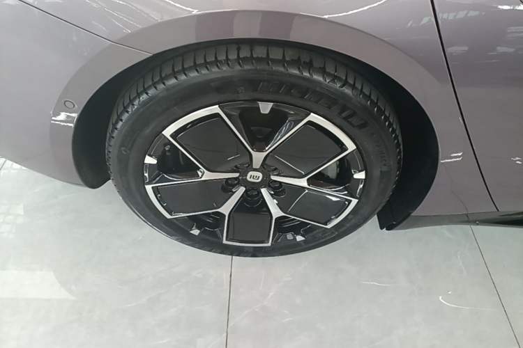 Used Xiaomi Auto SU7 2024 Rear-Drive Ultra-Long Range Advanced Pro-Level Intelligent Driving Version Right Rear Wheel Hub