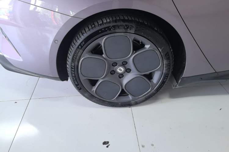 Used Xiaomi Auto SU7 2024 Rear-Drive Ultra-Long Range Advanced Pro-Level Intelligent Driving Version Right Rear Wheel Hub