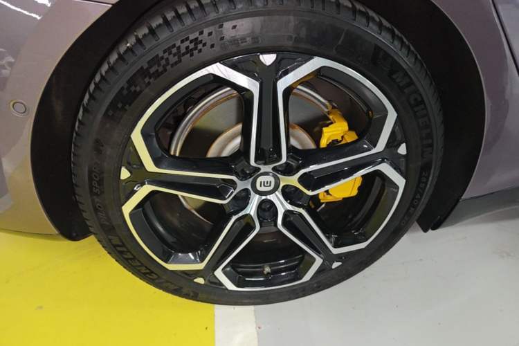 Used Xiaomi Auto SU7 2024 Four-Wheel Drive Ultra-Long Range Advanced Intelligent Driving Max Edition Right Rear Wheel Hub