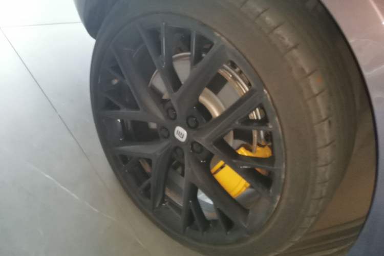 Used Xiaomi Auto SU7 2024 Four-Wheel Drive Ultra-Long Range Advanced Intelligent Driving Max Edition Right Rear Wheel Hub