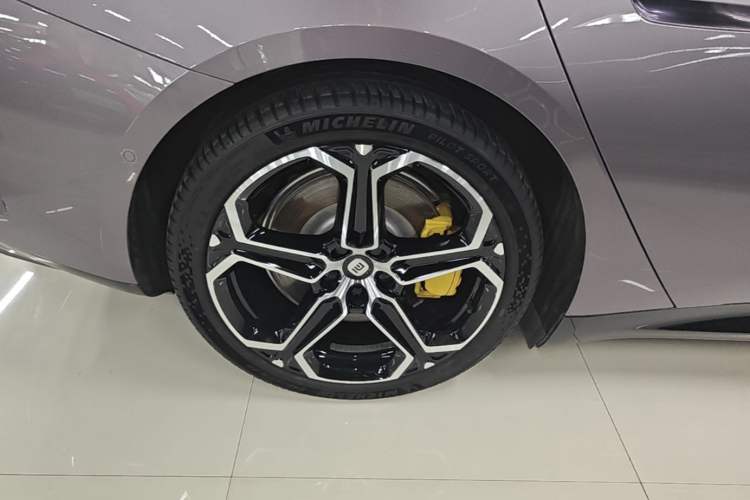 Used Xiaomi Auto SU7 2024 Rear-Drive Long-Range Intelligent Driving Version Right Rear Wheel Hub