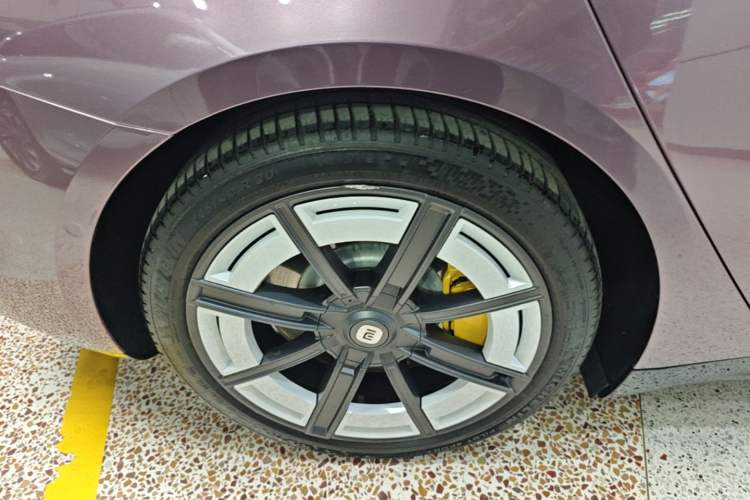 Used Xiaomi Auto SU7 2024 Rear-Drive Long-Range Intelligent Driving Version Right Rear Wheel Hub