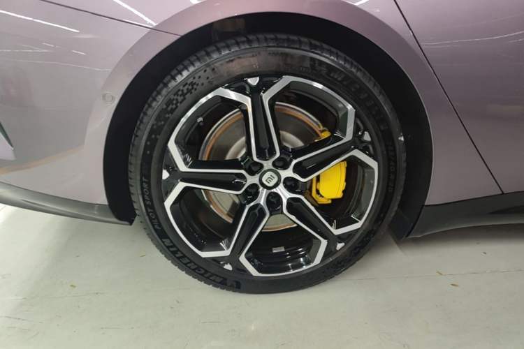 Used Xiaomi Auto SU7 2024 Four-Wheel Drive Ultra-Long Range Advanced Intelligent Driving Max Edition Right Rear Wheel Hub
