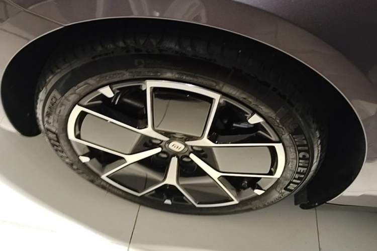 Used Xiaomi Auto SU7 2024 Rear-Drive Long-Range Intelligent Driving Version Right Rear Wheel Hub