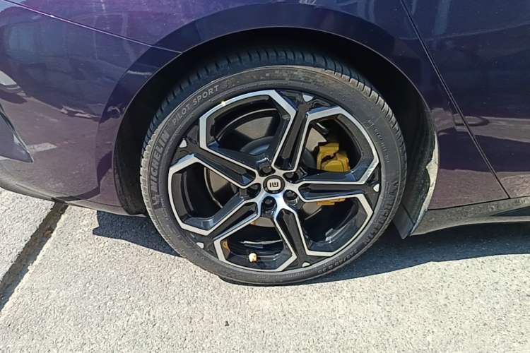 Used Xiaomi Auto SU7 2024 Rear-Drive Long-Range Intelligent Driving Version Right Rear Wheel Hub