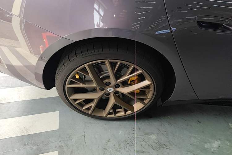 Used Xiaomi Auto SU7 2024 Four-Wheel Drive Ultra-Long Range Advanced Intelligent Driving Max Edition Right Rear Wheel Hub