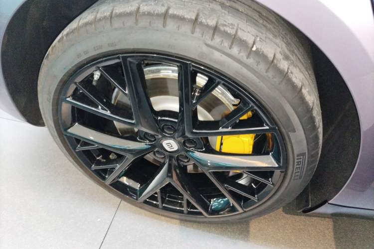 Used Xiaomi Auto SU7 2024 Four-Wheel Drive Ultra-Long Range Advanced Intelligent Driving Max Edition Right Rear Wheel Hub