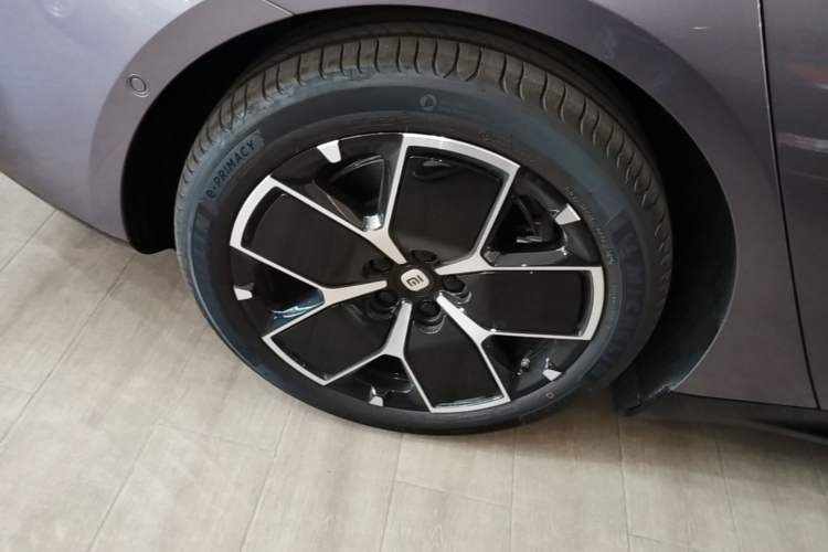 Used Xiaomi Auto SU7 2024 Rear-Drive Long-Range Intelligent Driving Version Right Rear Wheel Hub