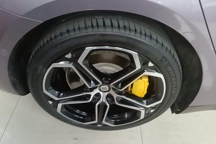 Used Xiaomi Auto SU7 2024 Rear-Drive Ultra-Long Range Advanced Pro-Level Intelligent Driving Version Right Rear Wheel Hub