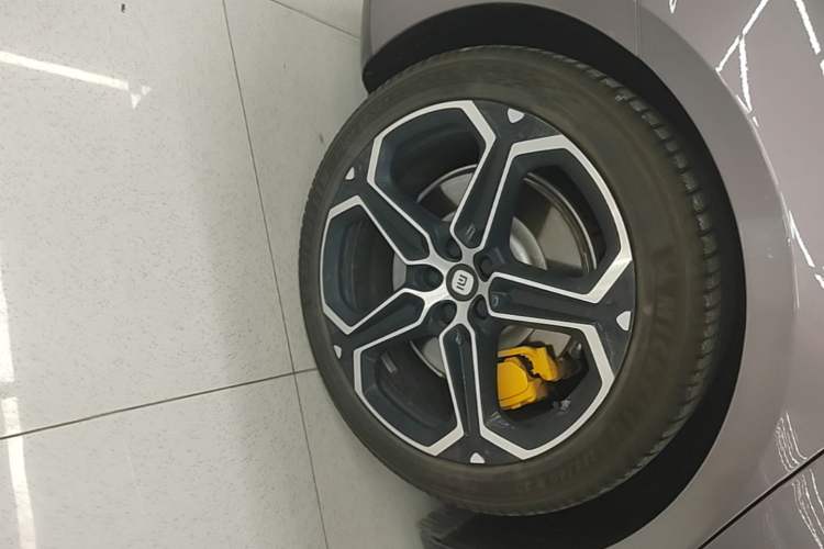 Used Xiaomi Auto SU7 2024 Four-Wheel Drive Ultra-Long Range Advanced Intelligent Driving Max Edition Right Rear Wheel Hub