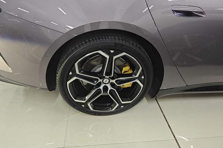 Used Xiaomi Auto SU7 2024 Rear-Drive Long-Range Intelligent Driving Version Right Rear Wheel Hub