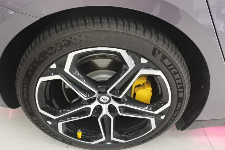 Used Xiaomi Auto SU7 2024 Four-Wheel Drive Ultra-Long Range Advanced Intelligent Driving Max Edition Right Rear Wheel Hub