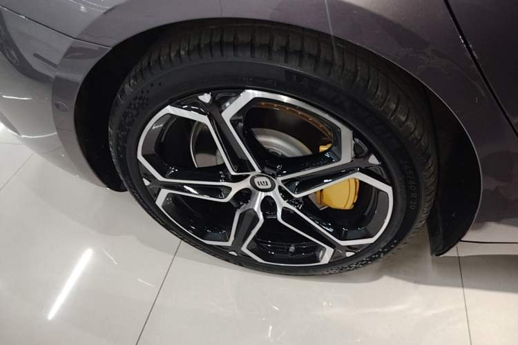 Used Xiaomi Auto SU7 2024 Rear-Drive Long-Range Intelligent Driving Version Right Rear Wheel Hub