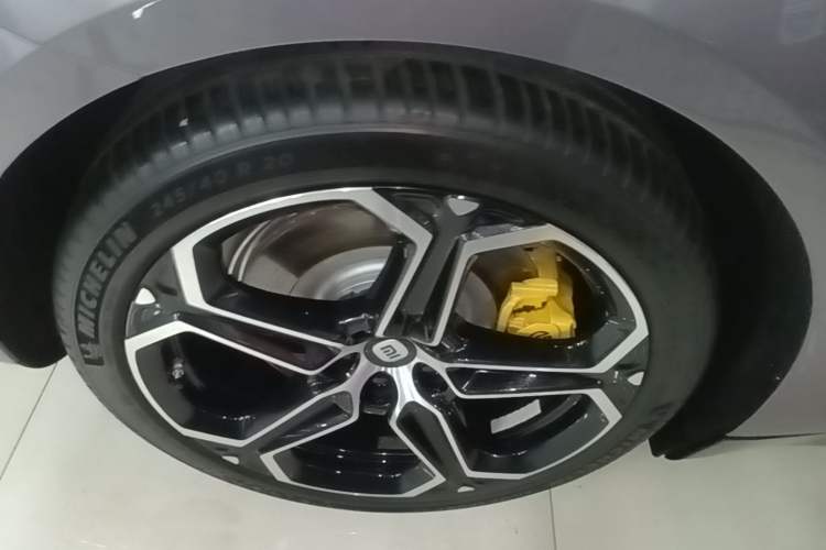 Used Xiaomi Auto SU7 2024 Rear-Drive Ultra-Long Range Advanced Pro-Level Intelligent Driving Version Right Rear Wheel Hub
