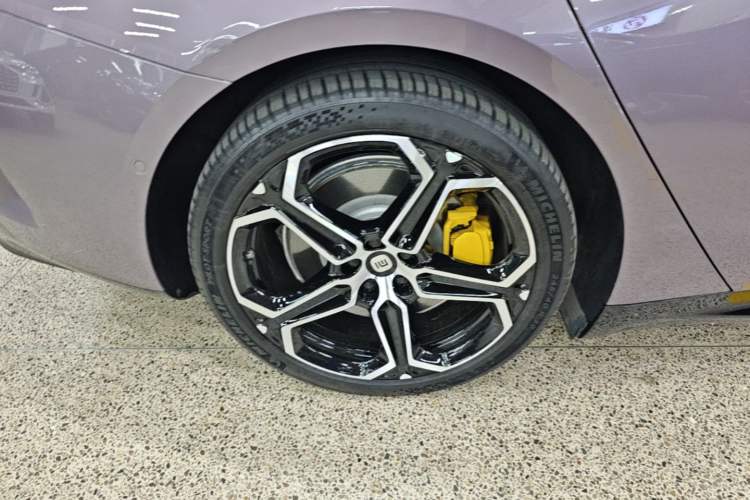 Used Xiaomi Auto SU7 2024 Rear-Drive Long-Range Intelligent Driving Version Right Rear Wheel Hub