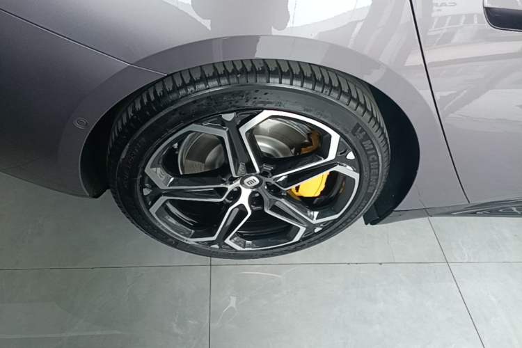 Used Xiaomi Auto SU7 2024 Four-Wheel Drive Ultra-Long Range Advanced Intelligent Driving Max Edition Right Rear Wheel Hub
