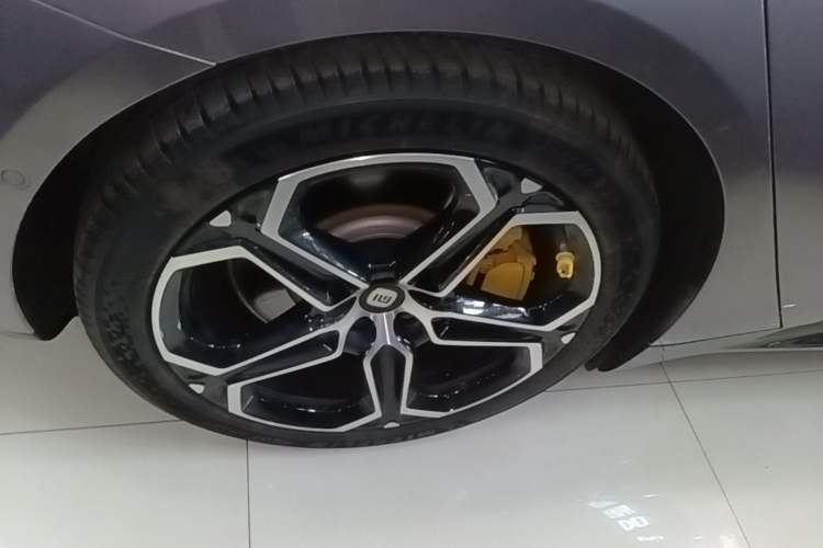 Used Xiaomi Auto SU7 2024 Four-Wheel Drive Ultra-Long Range Advanced Intelligent Driving Max Edition Right Rear Wheel Hub