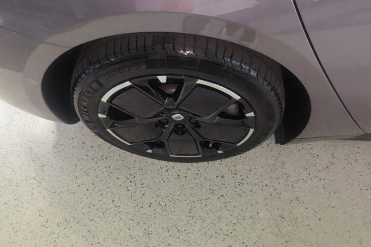 Used Xiaomi Auto SU7 2024 Rear-Drive Ultra-Long Range Advanced Pro-Level Intelligent Driving Version Right Rear Wheel Hub