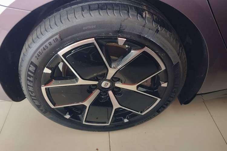 Used Xiaomi Auto SU7 2024 Rear-Drive Ultra-Long Range Advanced Pro-Level Intelligent Driving Version Right Rear Wheel Hub