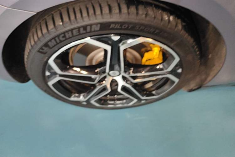 Used Xiaomi Auto SU7 2024 Rear-Drive Ultra-Long Range Advanced Pro-Level Intelligent Driving Version Right Rear Wheel Hub