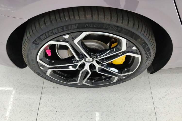 Used Xiaomi Auto SU7 2024 Rear-Drive Ultra-Long Range Advanced Pro-Level Intelligent Driving Version Right Rear Wheel Hub