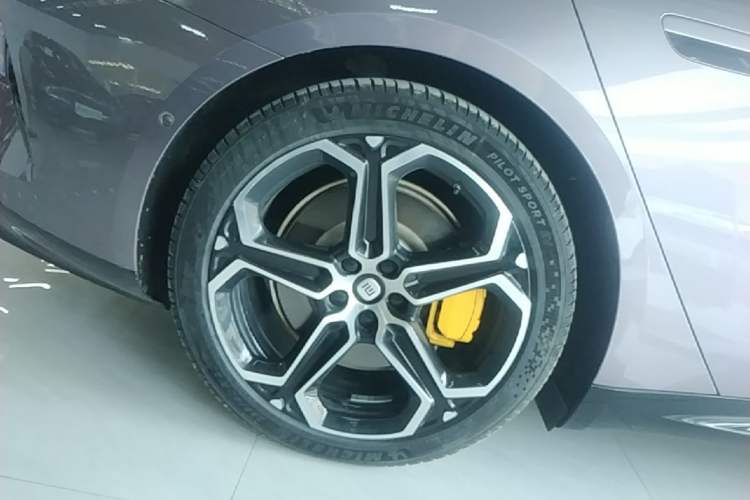Used Xiaomi Auto SU7 2024 Four-Wheel Drive Ultra-Long Range Advanced Intelligent Driving Max Edition Right Rear Wheel Hub
