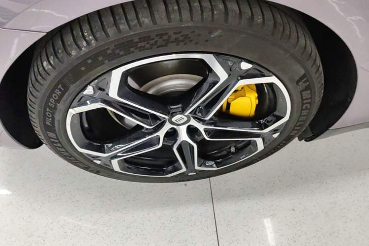Used Xiaomi Auto SU7 2024 Four-Wheel Drive Ultra-Long Range Advanced Intelligent Driving Max Edition Right Rear Wheel Hub