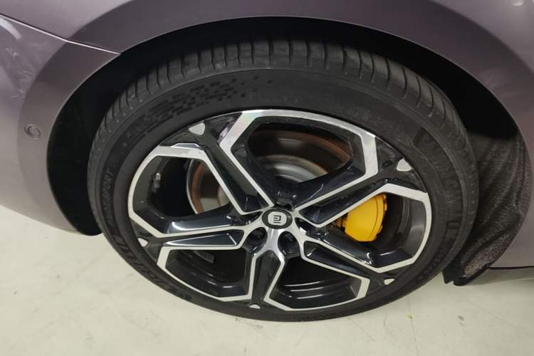 Used Xiaomi Auto SU7 2024 Four-Wheel-Drive Max Founder's Edition Right Rear Wheel Hub