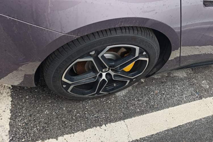 Used Xiaomi Auto SU7 2024 Four-Wheel Drive Ultra-Long Range Advanced Intelligent Driving Max Edition Right Rear Wheel Hub
