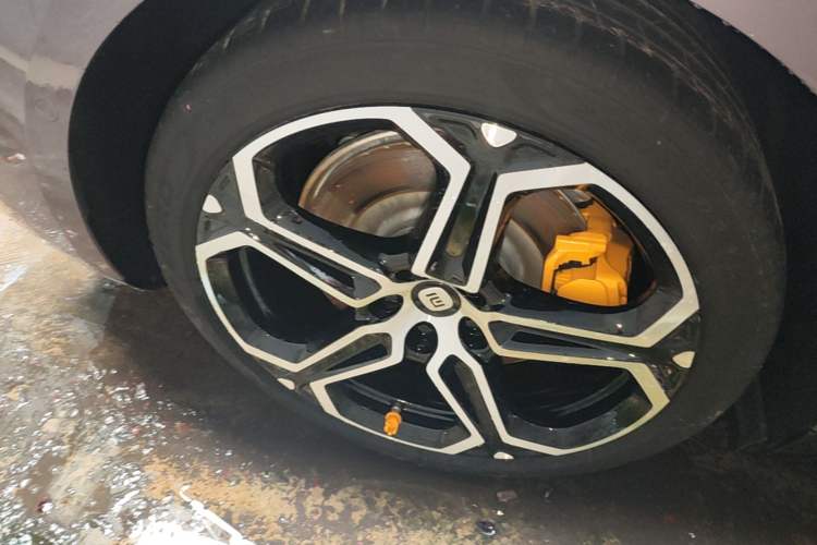 Used Xiaomi Auto SU7 2024 Rear-Drive Long-Range Intelligent Driving Version Right Rear Wheel Hub
