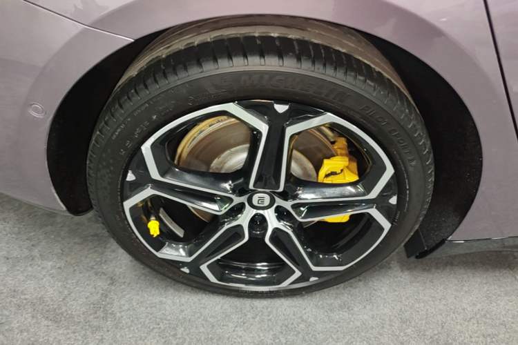 Used Xiaomi Auto SU7 2024 Rear-Drive Ultra-Long Range Advanced Pro-Level Intelligent Driving Version Right Rear Wheel Hub
