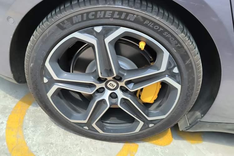 Used Xiaomi Auto SU7 2024 Four-Wheel Drive Ultra-Long Range Advanced Intelligent Driving Max Edition Right Rear Wheel Hub