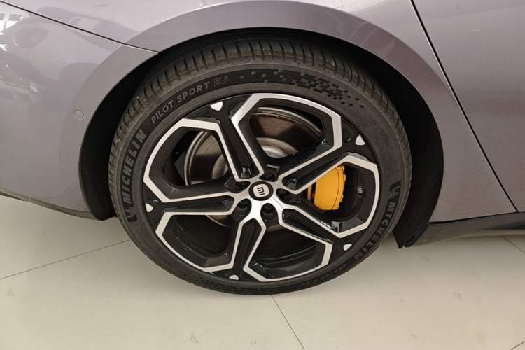 Used Xiaomi Auto SU7 2024 Four-Wheel-Drive Max Founder's Edition Right Rear Wheel Hub