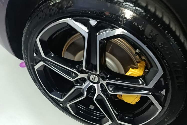 Used Xiaomi Auto SU7 2024 Rear-Drive Long-Range Intelligent Driving Version Right Rear Wheel Hub