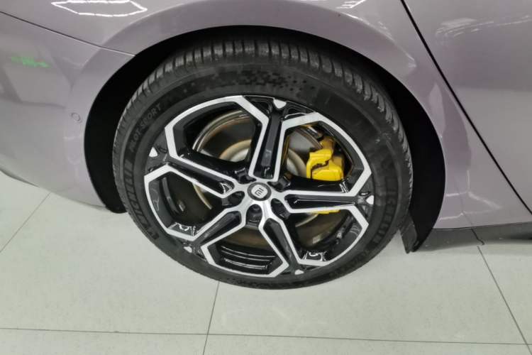 Used Xiaomi Auto SU7 2024 Four-Wheel Drive Ultra-Long Range Advanced Intelligent Driving Max Edition Right Rear Wheel Hub