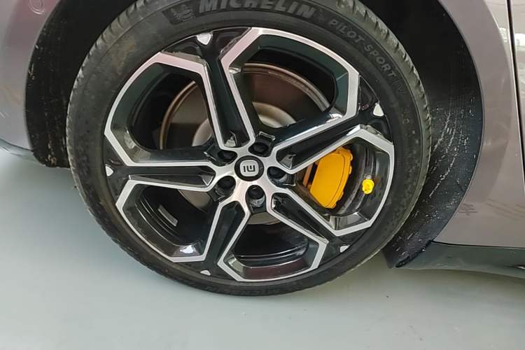 Used Xiaomi Auto SU7 2024 Rear-Drive Ultra-Long Range Advanced Pro-Level Intelligent Driving Version Right Rear Wheel Hub