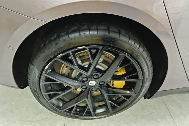 Used Xiaomi Auto SU7 2024 Four-Wheel Drive Ultra-Long Range Advanced Intelligent Driving Max Edition Right Rear Wheel Hub