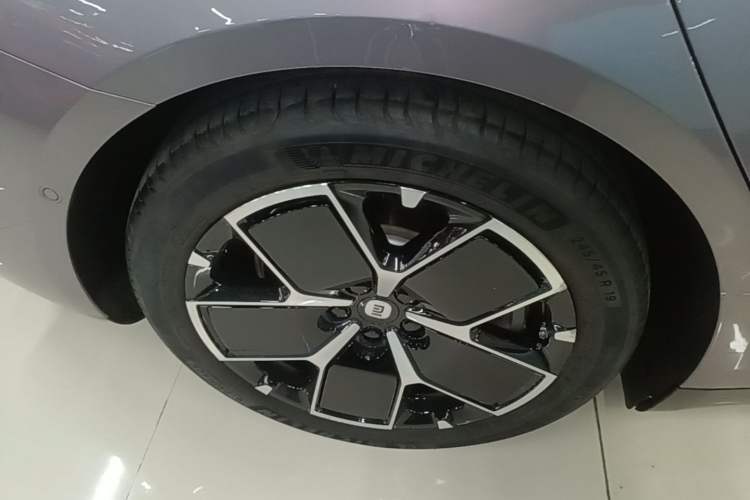 Used Xiaomi Auto SU7 2024 Rear-Drive Long-Range Intelligent Driving Version Right Rear Wheel Hub