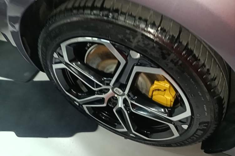 Used Xiaomi Auto SU7 2024 Four-Wheel Drive Ultra-Long Range Advanced Intelligent Driving Max Edition Right Rear Wheel Hub
