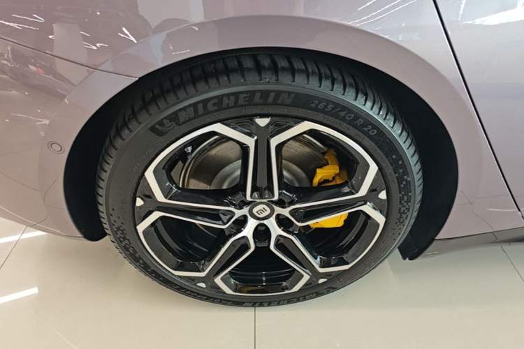 Used Xiaomi Auto SU7 2024 Four-Wheel Drive Ultra-Long Range Advanced Intelligent Driving Max Edition Right Rear Wheel Hub